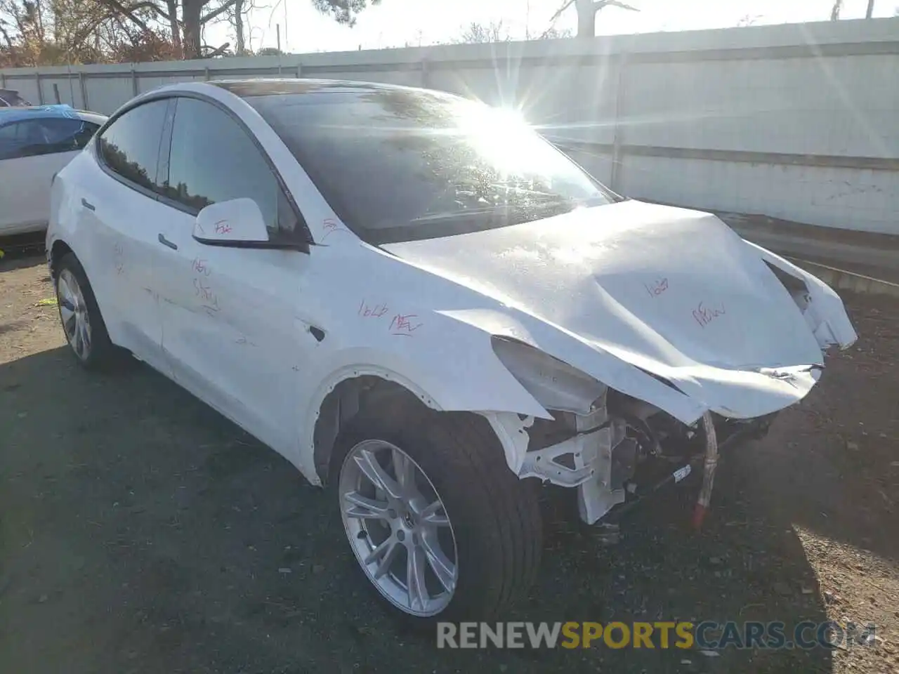 1 Photograph of a damaged car 5YJYGAEE6MF185977 TESLA MODEL Y 2021