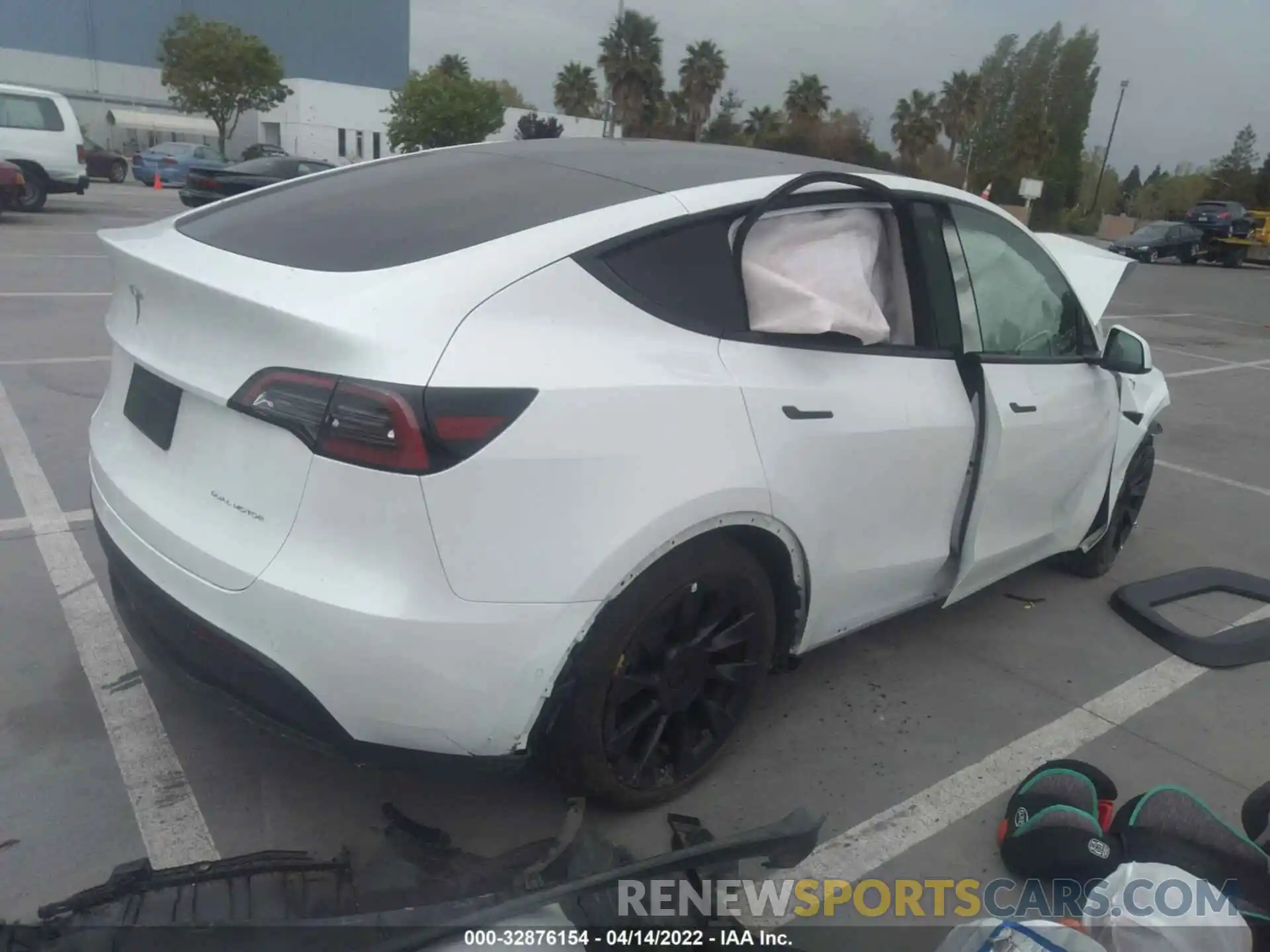 4 Photograph of a damaged car 5YJYGAEE7MF282802 TESLA MODEL Y 2021