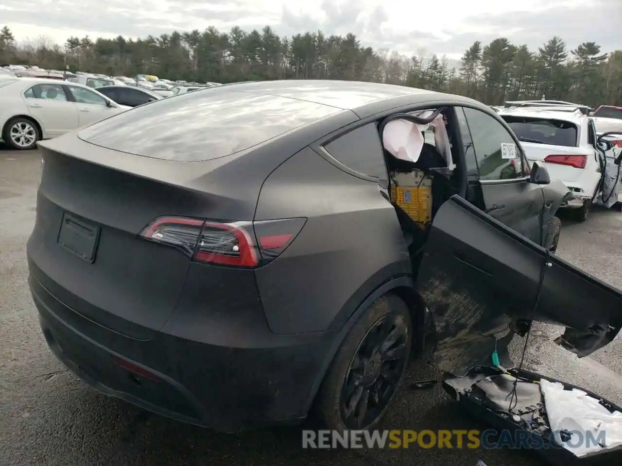 4 Photograph of a damaged car 5YJYGAEE7MF297784 TESLA MODEL Y 2021