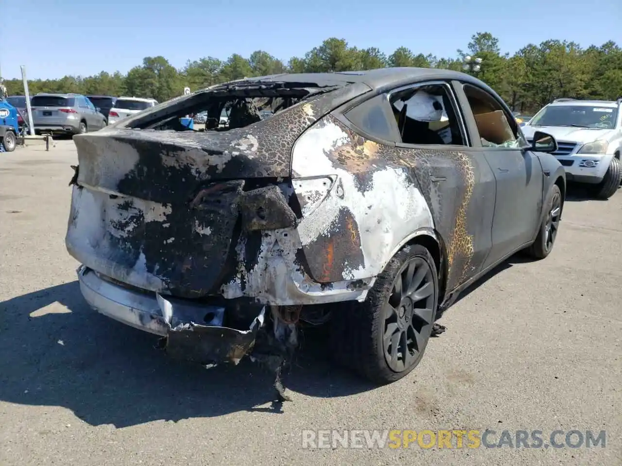 4 Photograph of a damaged car 5YJYGAEE9MF143321 TESLA MODEL Y 2021