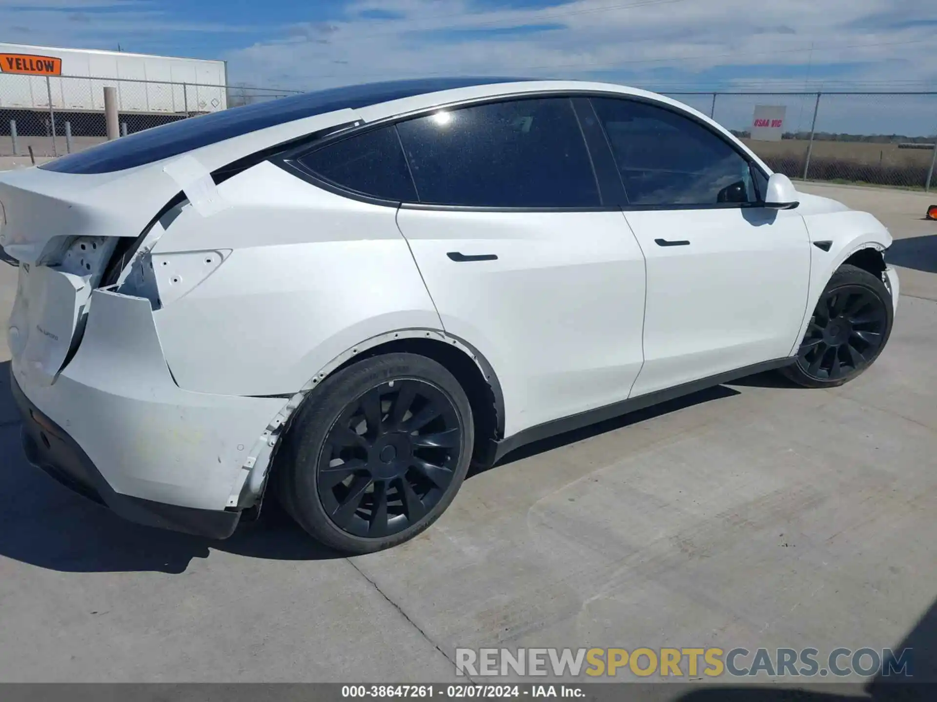 4 Photograph of a damaged car 5YJYGAEE9MF192535 TESLA MODEL Y 2021