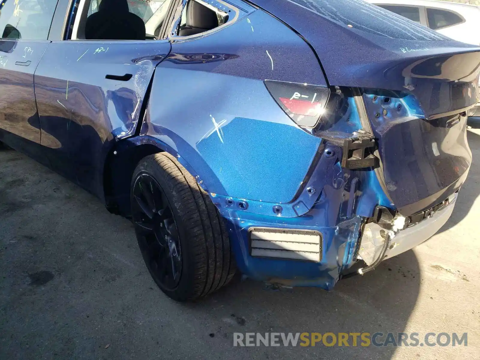 9 Photograph of a damaged car 5YJYGAEEXMF149094 TESLA MODEL Y 2021