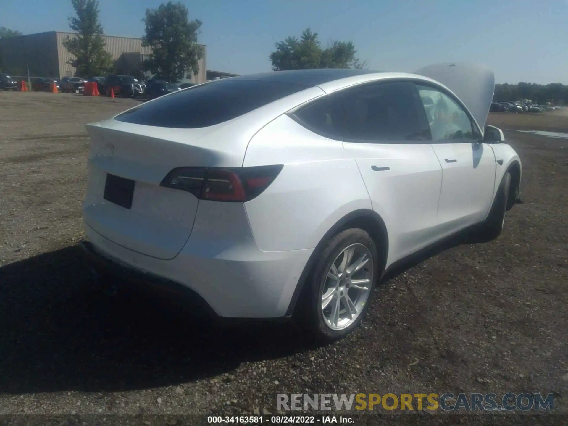 4 Photograph of a damaged car 5YJYGDED0MF103623 TESLA MODEL Y 2021