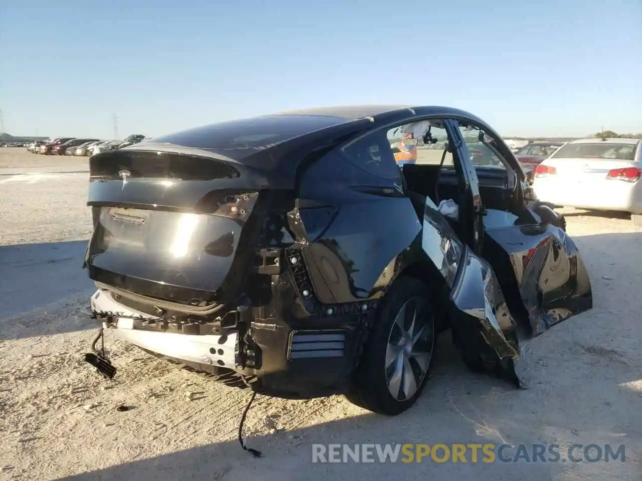 4 Photograph of a damaged car 5YJYGDED0MF109809 TESLA MODEL Y 2021