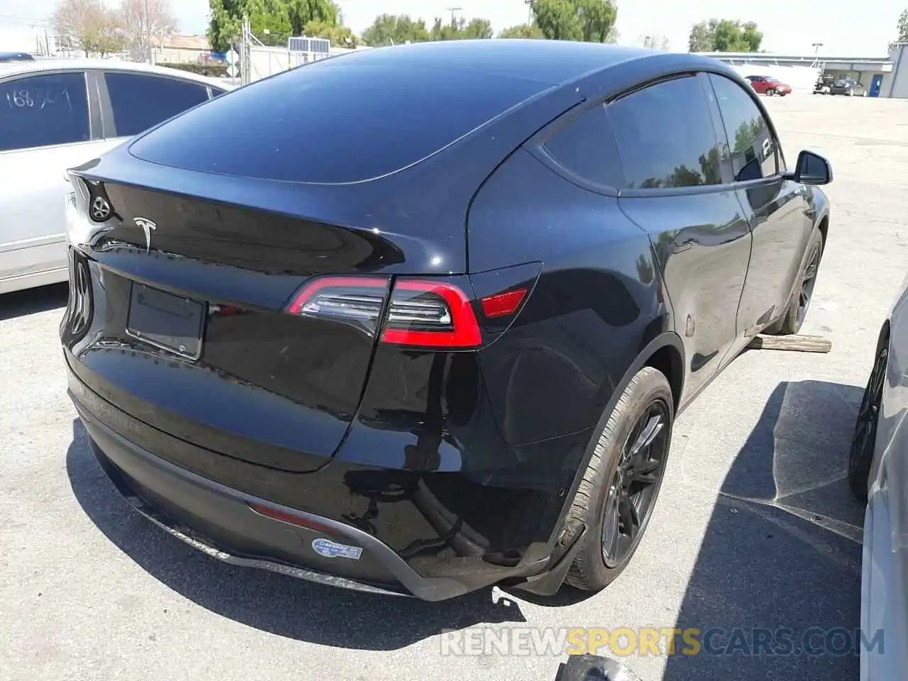 4 Photograph of a damaged car 5YJYGDED0MF133396 TESLA MODEL Y 2021