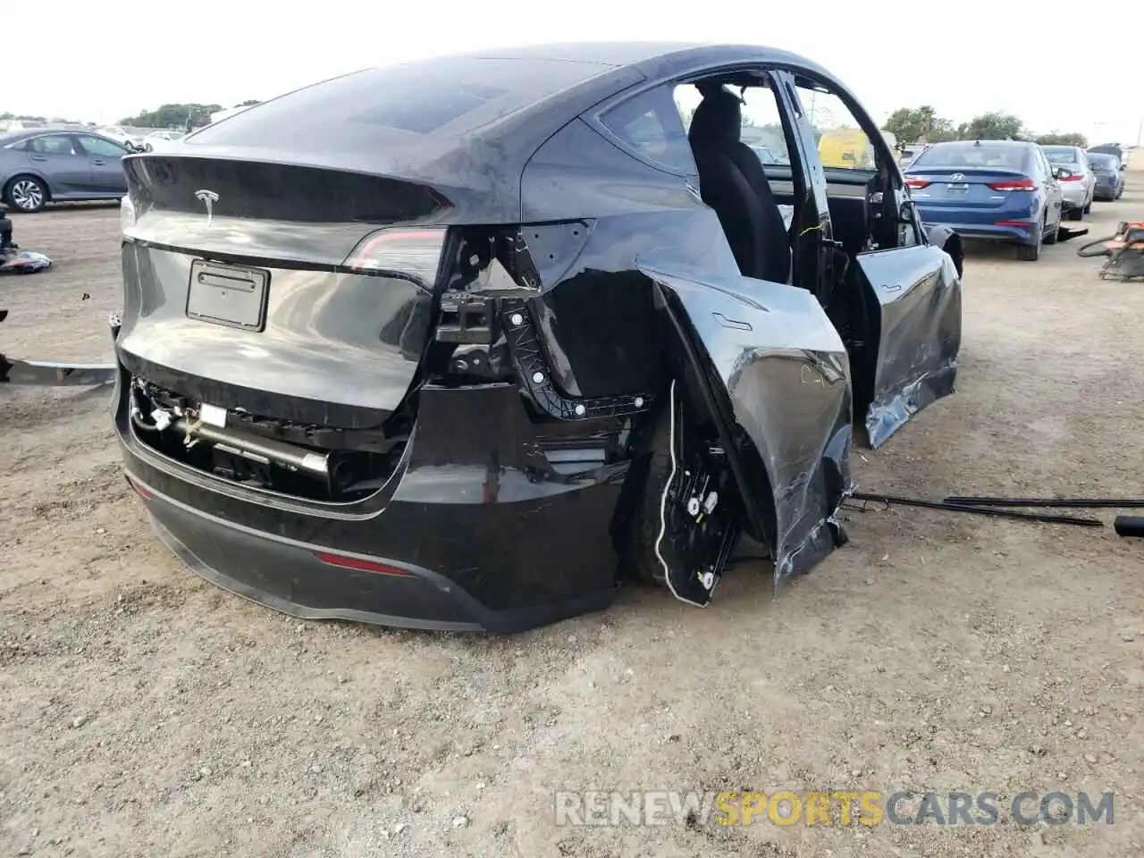 4 Photograph of a damaged car 5YJYGDED0MF134516 TESLA MODEL Y 2021