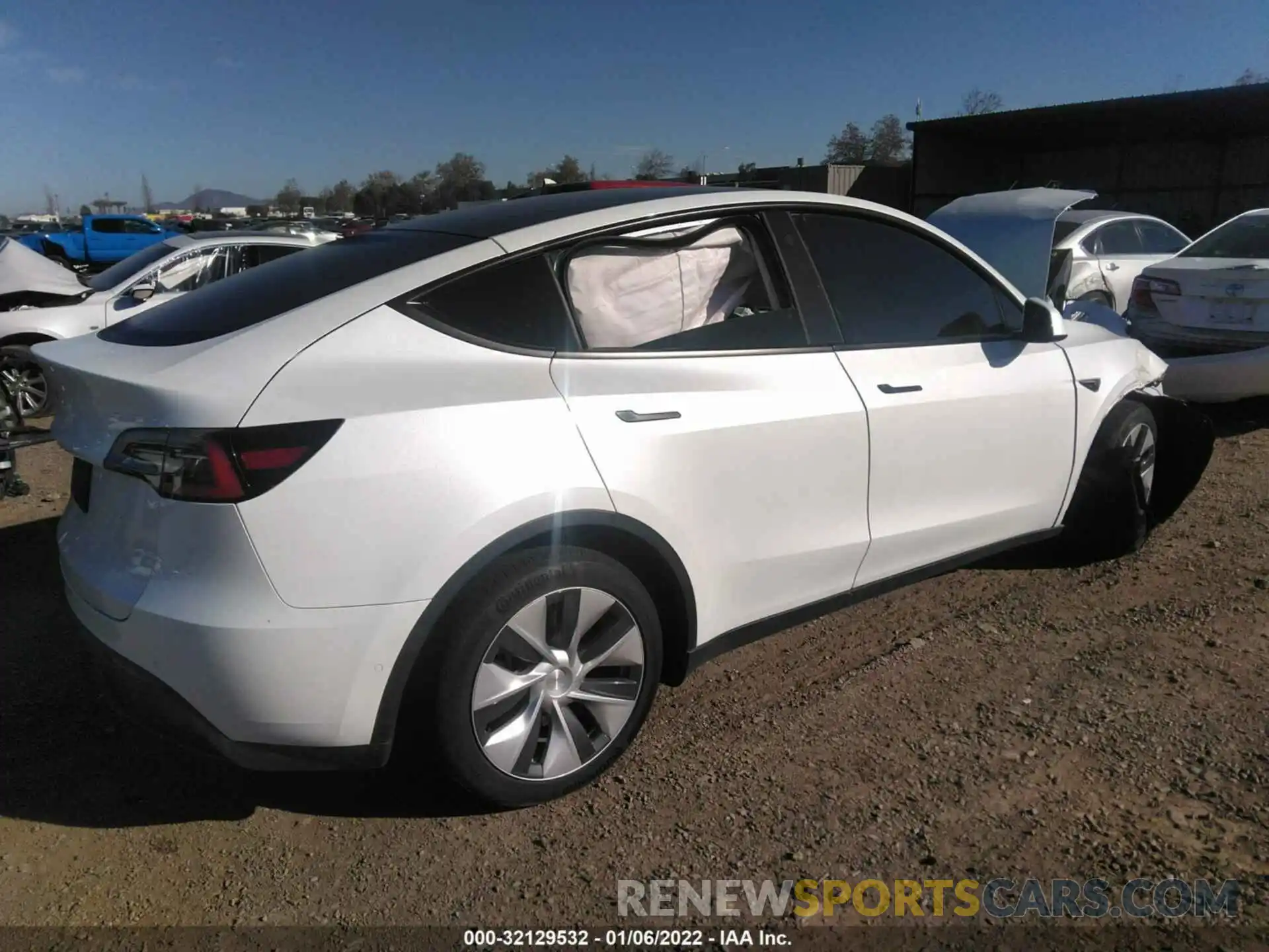 4 Photograph of a damaged car 5YJYGDED1MF103016 TESLA MODEL Y 2021