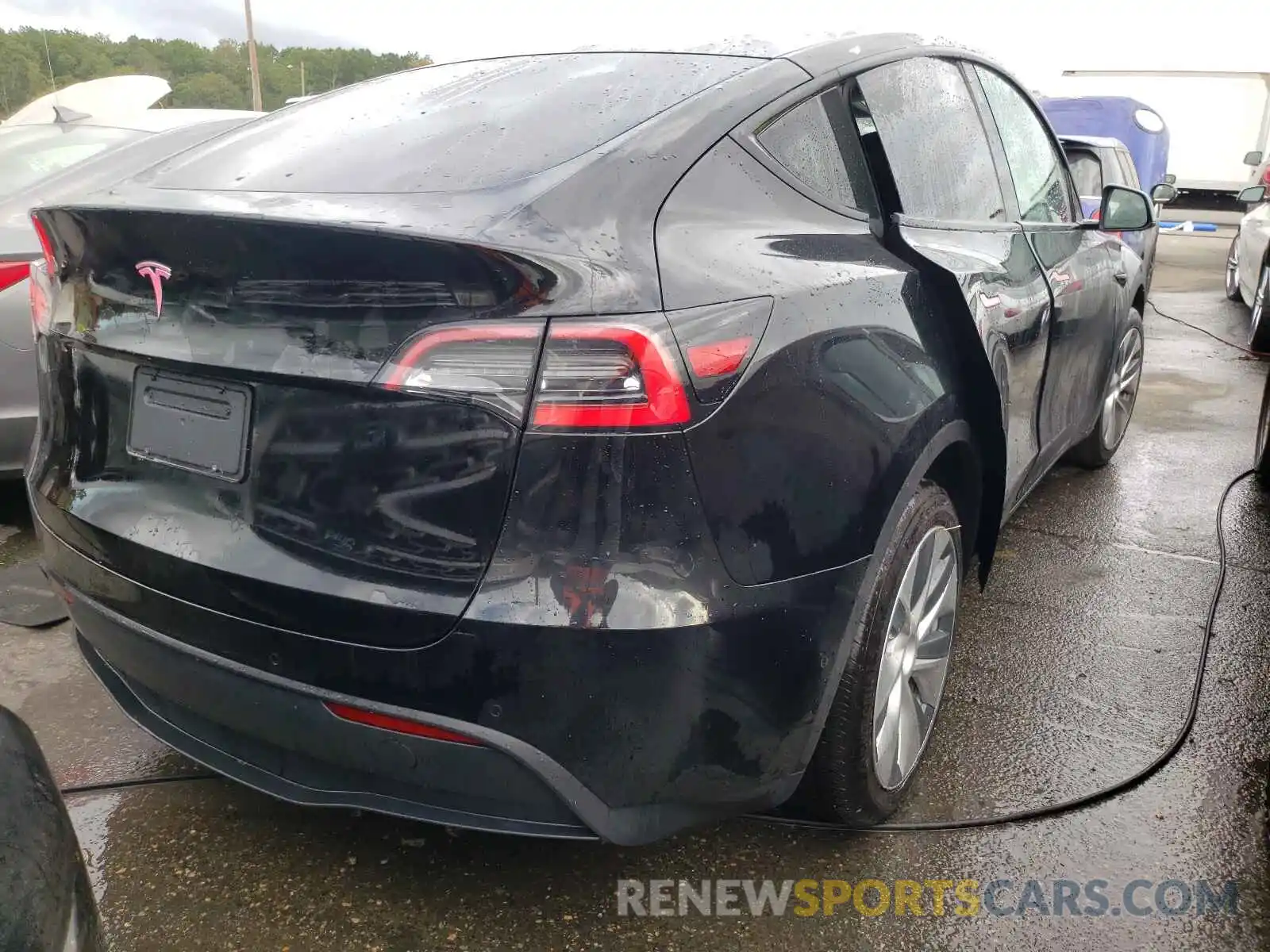 4 Photograph of a damaged car 5YJYGDED1MF106028 TESLA MODEL Y 2021