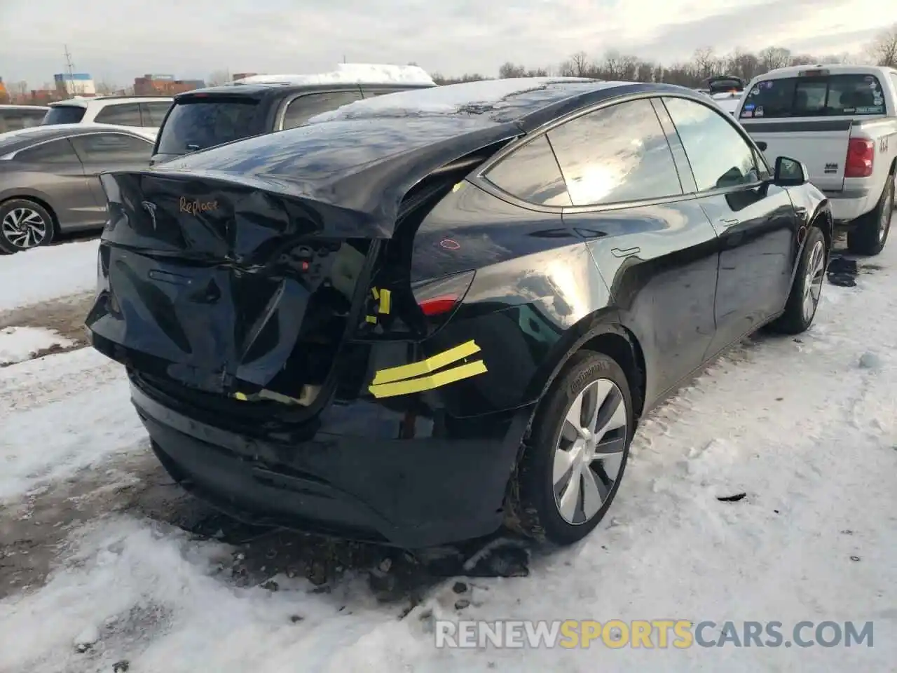 4 Photograph of a damaged car 5YJYGDED1MF107454 TESLA MODEL Y 2021