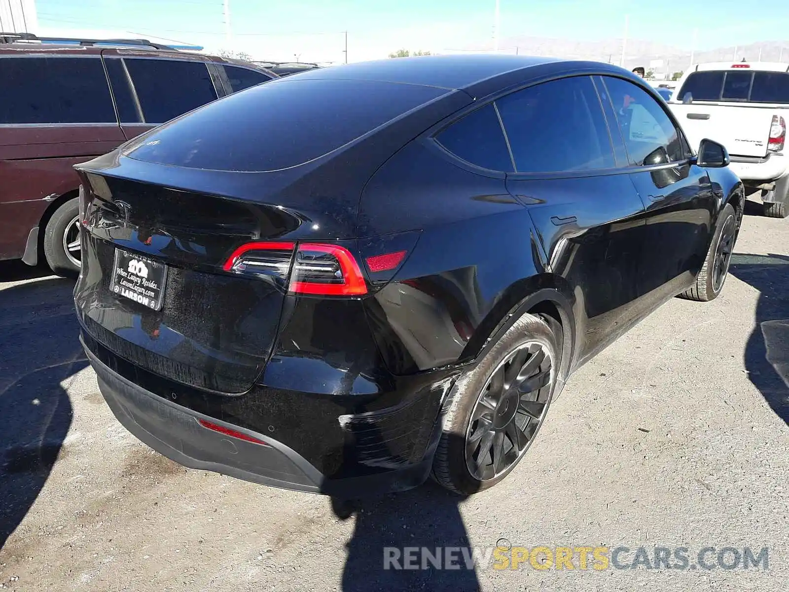 4 Photograph of a damaged car 5YJYGDED1MF115148 TESLA MODEL Y 2021