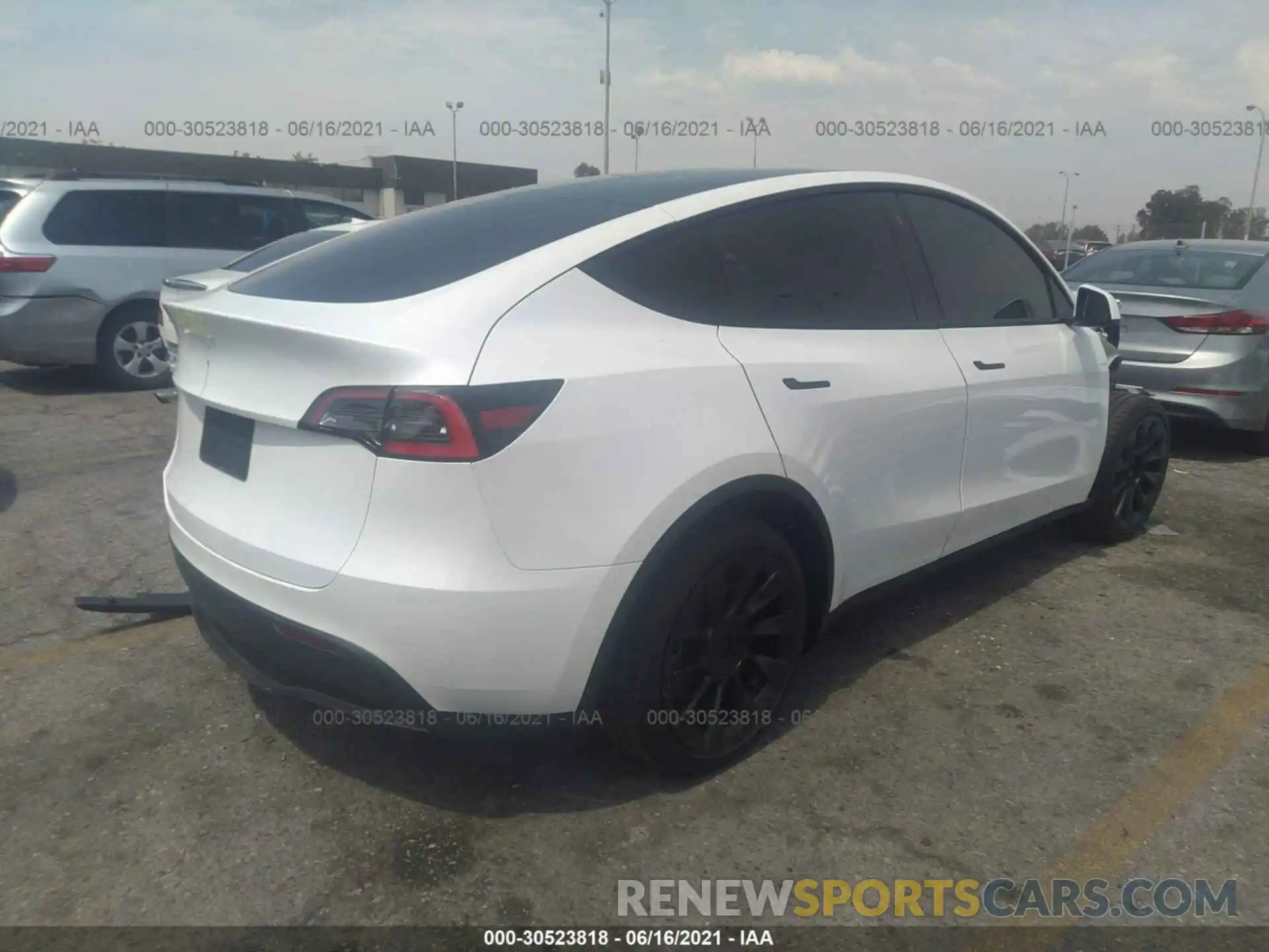 4 Photograph of a damaged car 5YJYGDED1MF125792 TESLA MODEL Y 2021