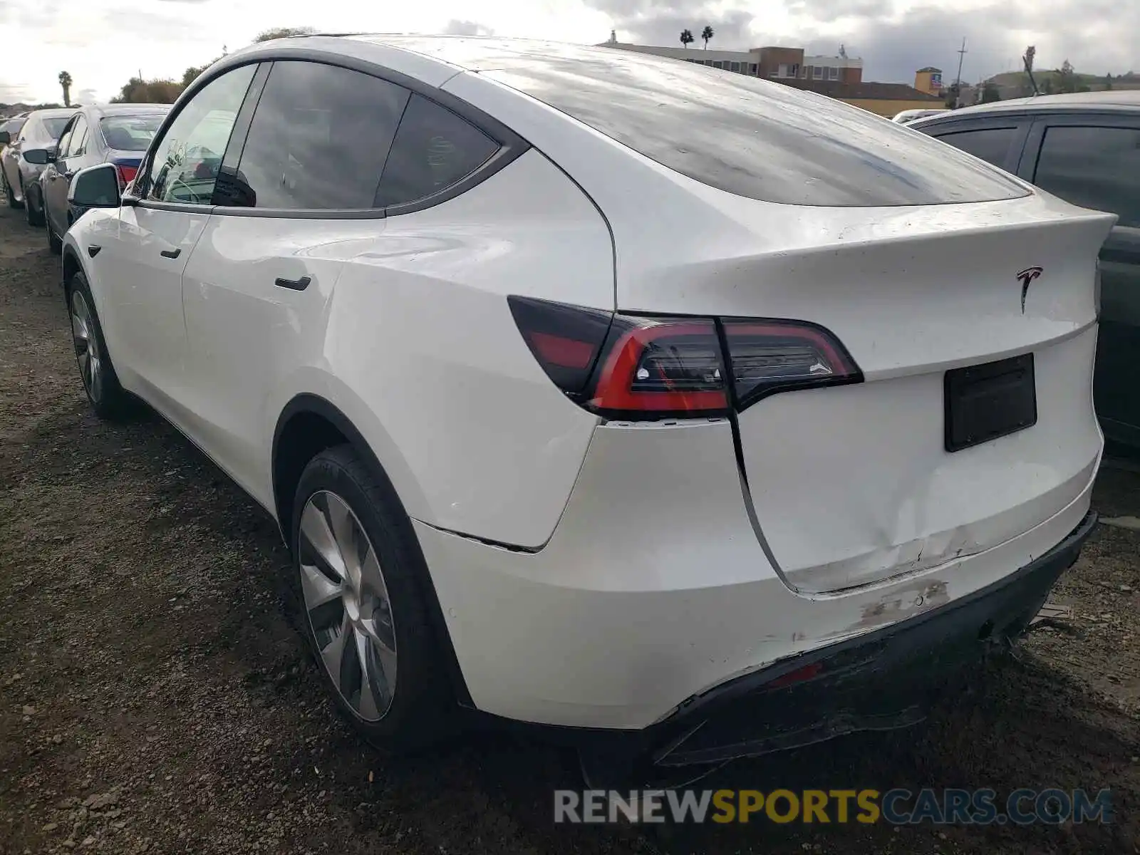 3 Photograph of a damaged car 5YJYGDED2MF133917 TESLA MODEL Y 2021