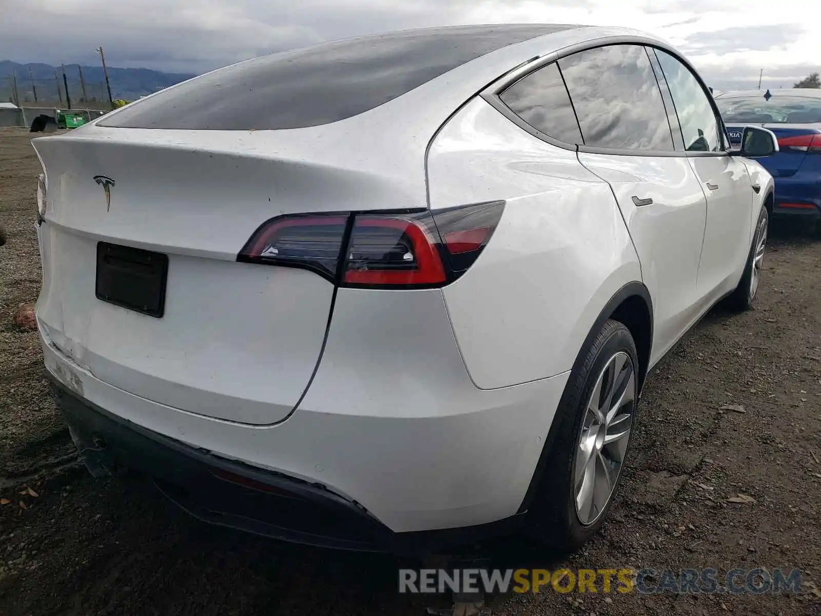 4 Photograph of a damaged car 5YJYGDED2MF133917 TESLA MODEL Y 2021