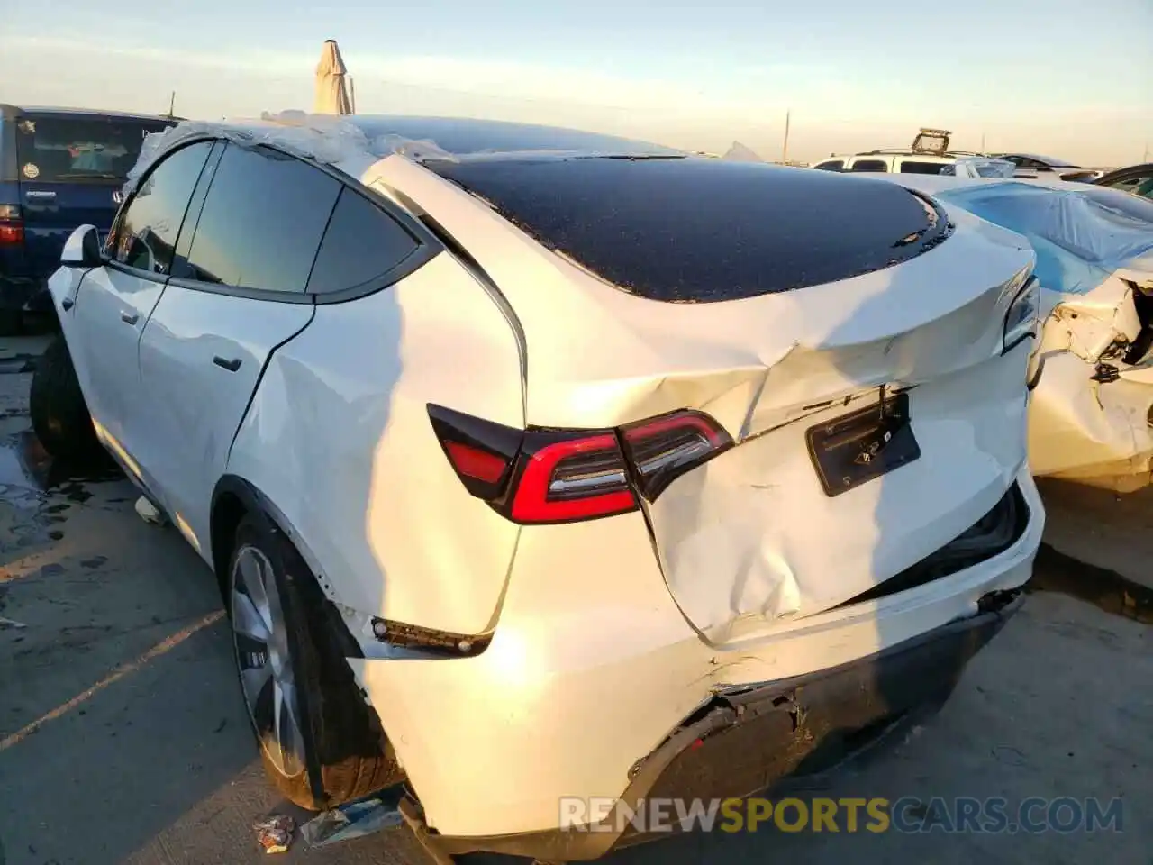 10 Photograph of a damaged car 5YJYGDED3MF110646 TESLA MODEL Y 2021