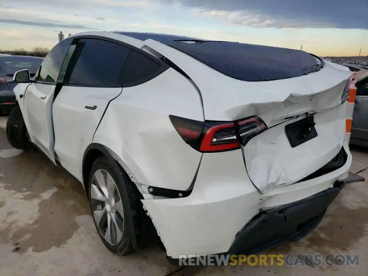 3 Photograph of a damaged car 5YJYGDED3MF110646 TESLA MODEL Y 2021