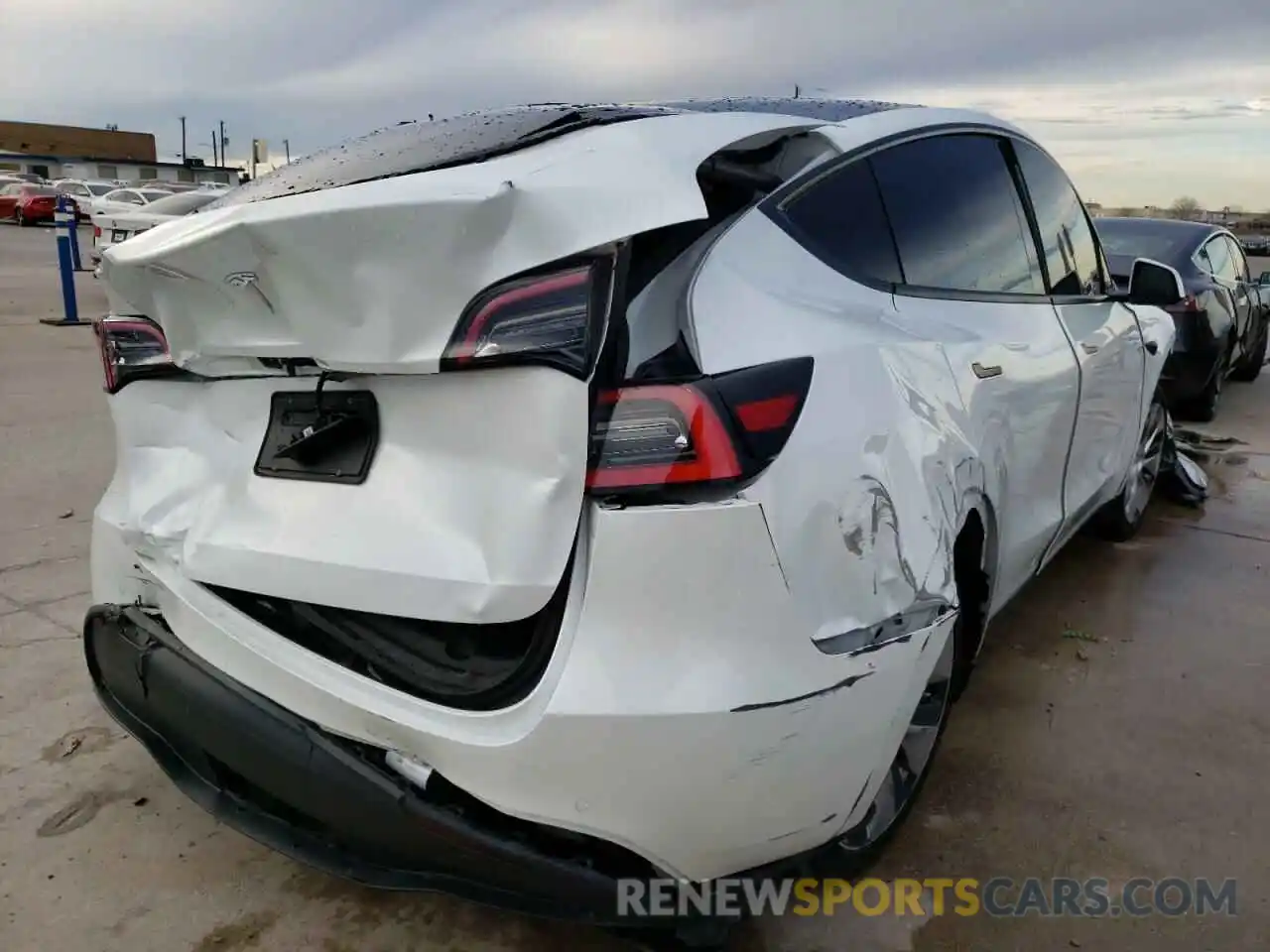 4 Photograph of a damaged car 5YJYGDED3MF110646 TESLA MODEL Y 2021