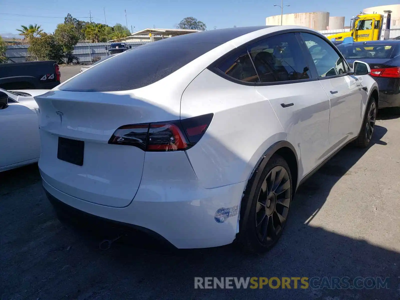 4 Photograph of a damaged car 5YJYGDED3MF123168 TESLA MODEL Y 2021