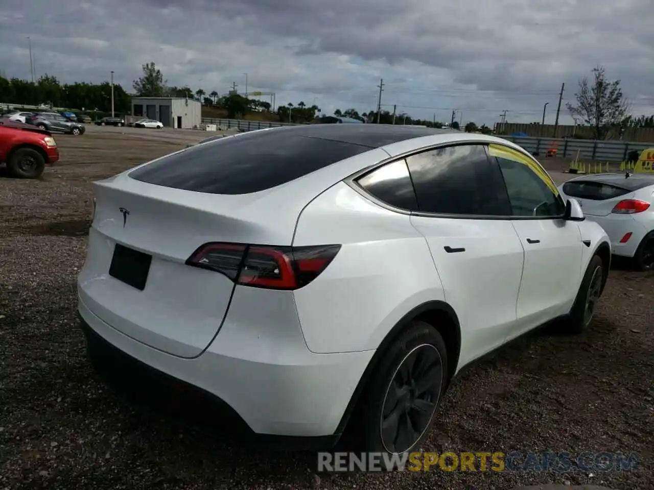 4 Photograph of a damaged car 5YJYGDED4MF133434 TESLA MODEL Y 2021