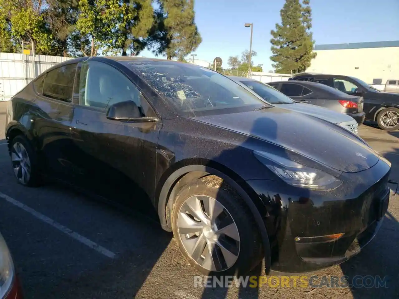 4 Photograph of a damaged car 5YJYGDED4MF163100 TESLA MODEL Y 2021