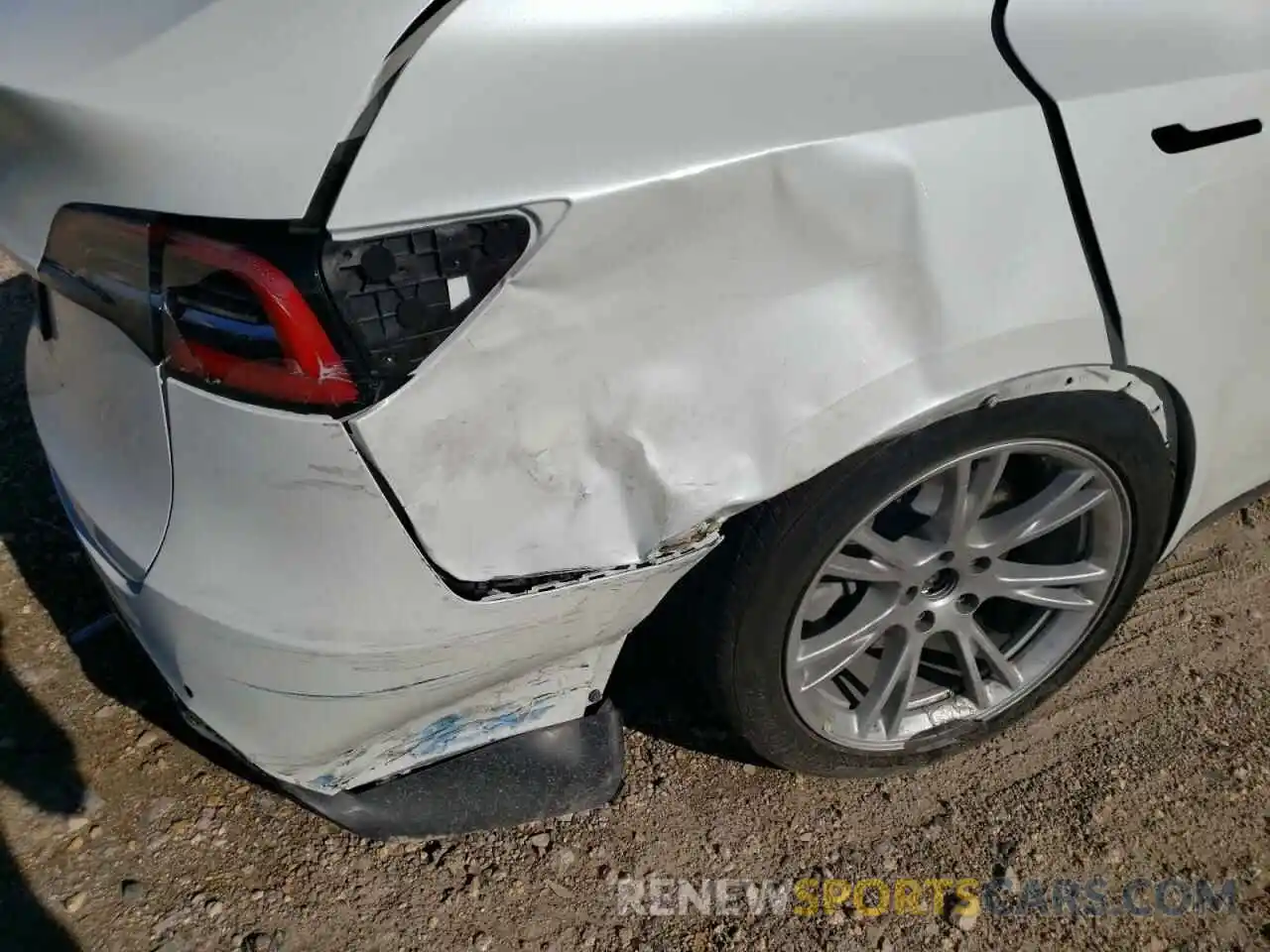 9 Photograph of a damaged car 5YJYGDED5MF106999 TESLA MODEL Y 2021