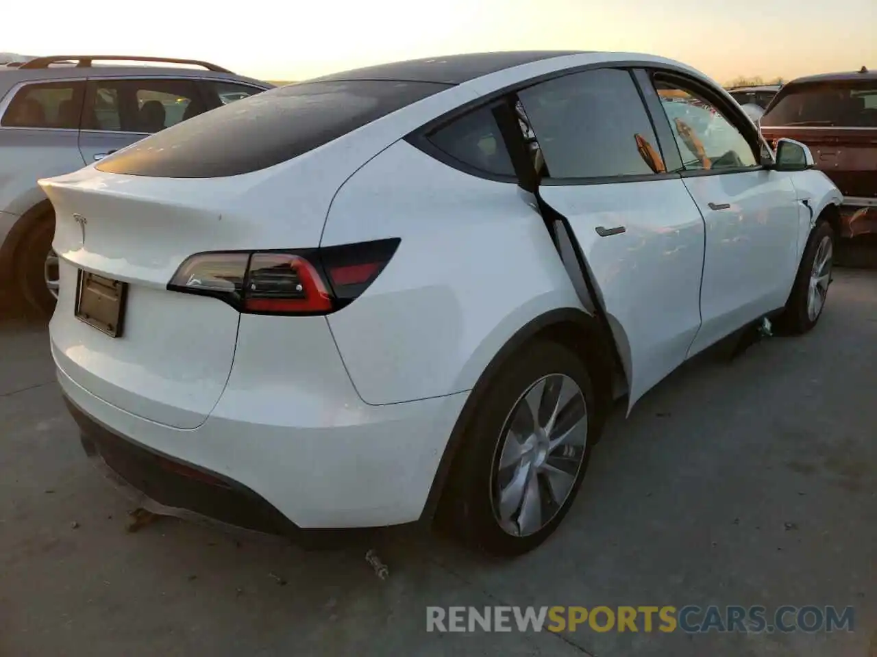 4 Photograph of a damaged car 5YJYGDED5MF132440 TESLA MODEL Y 2021