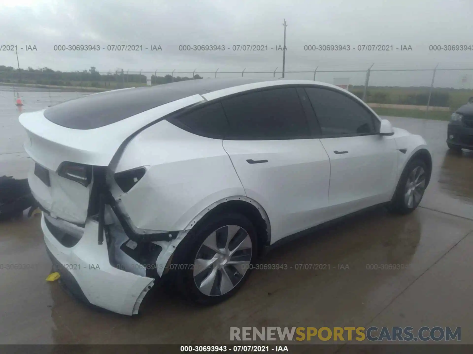 4 Photograph of a damaged car 5YJYGDED6MF109152 TESLA MODEL Y 2021