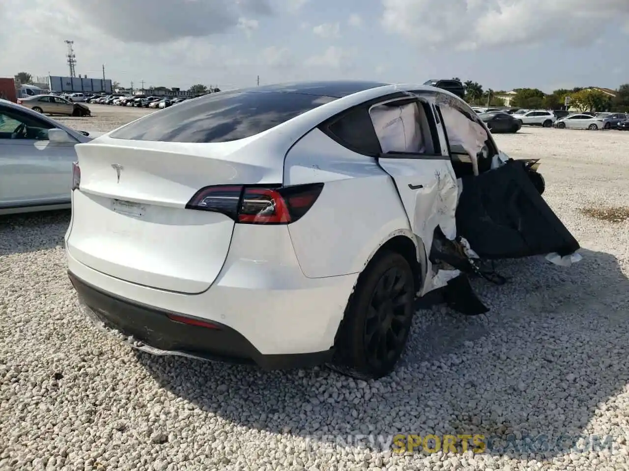 4 Photograph of a damaged car 5YJYGDED6MF114996 TESLA MODEL Y 2021