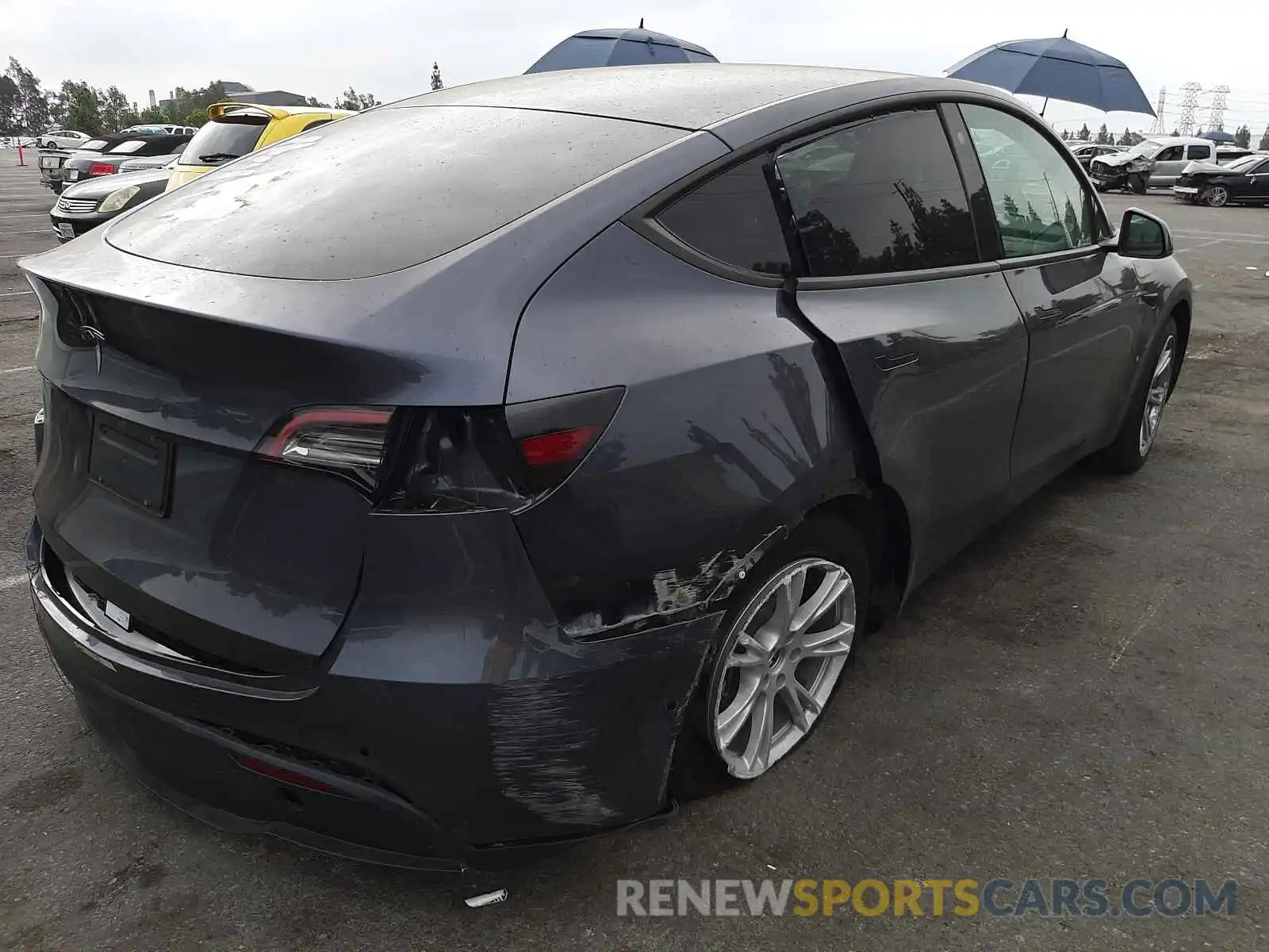 4 Photograph of a damaged car 5YJYGDED6MF133001 TESLA MODEL Y 2021