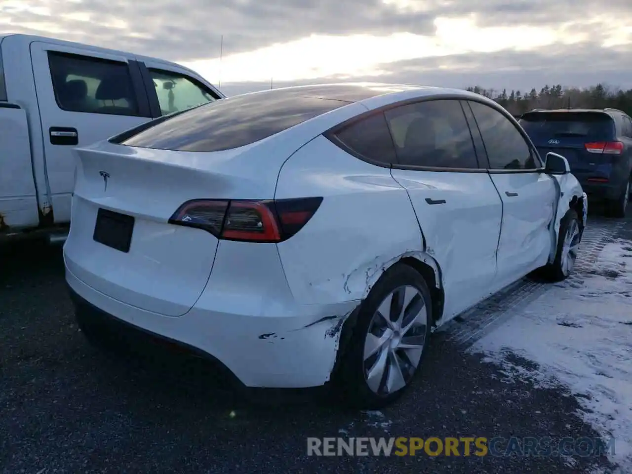 4 Photograph of a damaged car 5YJYGDED7MF119589 TESLA MODEL Y 2021