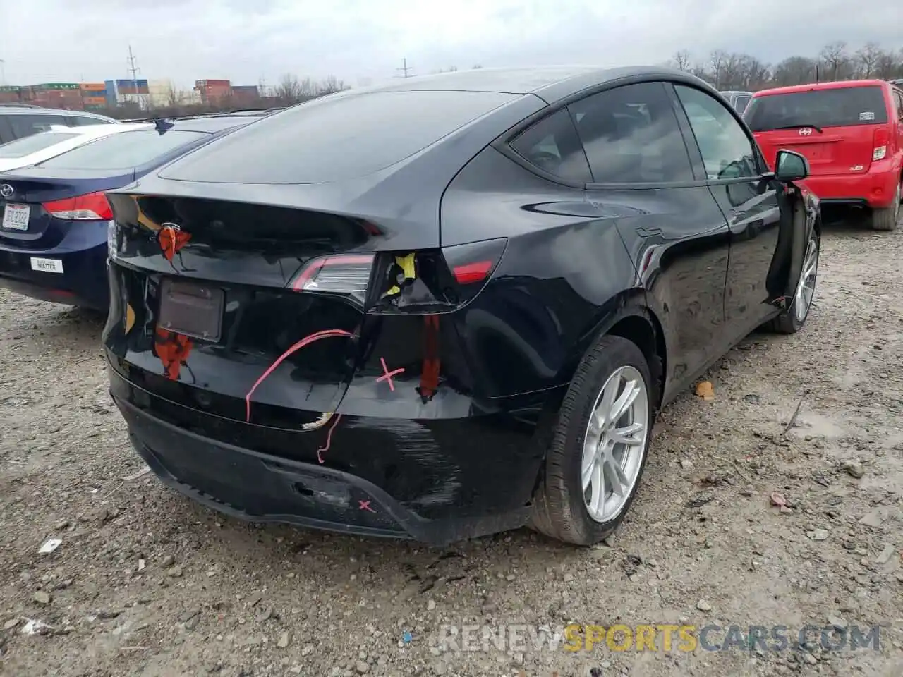 4 Photograph of a damaged car 5YJYGDED8MF107371 TESLA MODEL Y 2021