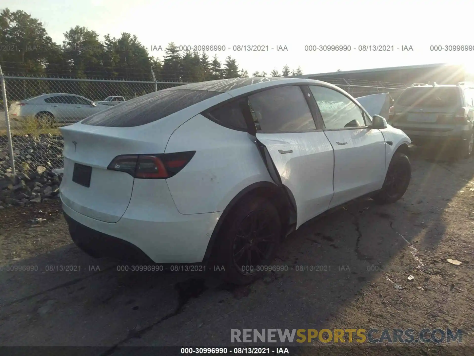 4 Photograph of a damaged car 5YJYGDED8MF109587 TESLA MODEL Y 2021