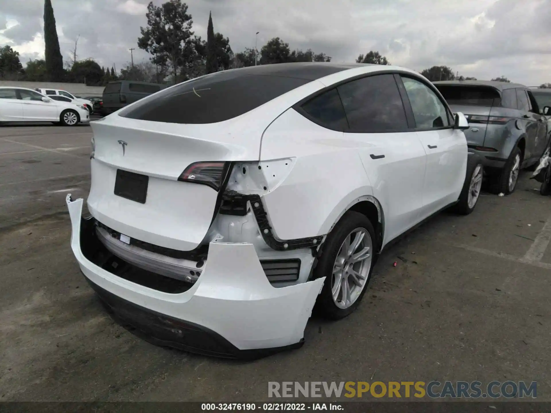 4 Photograph of a damaged car 5YJYGDED8MF109590 TESLA MODEL Y 2021