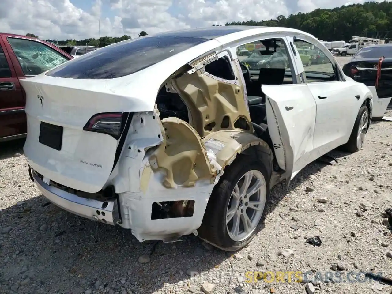 4 Photograph of a damaged car 5YJYGDEE0MF100729 TESLA MODEL Y 2021