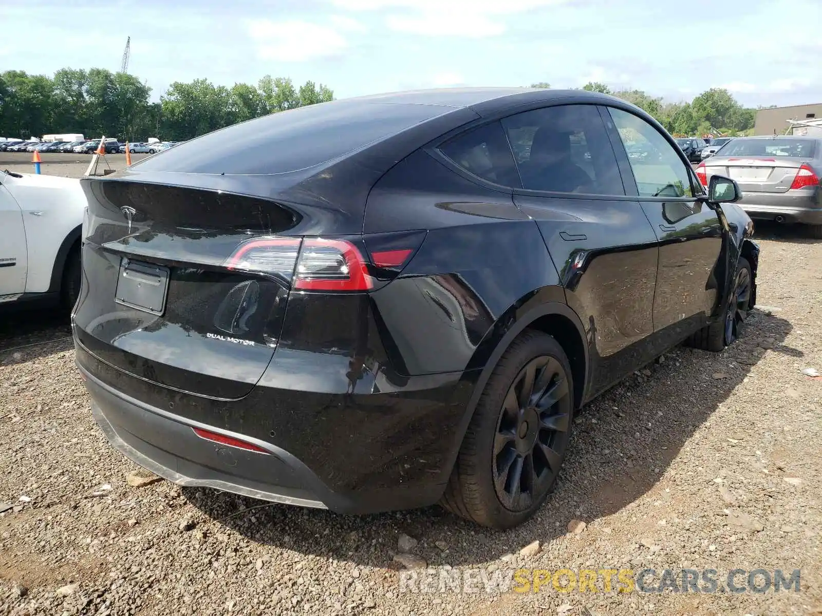 4 Photograph of a damaged car 5YJYGDEE0MF198256 TESLA MODEL Y 2021