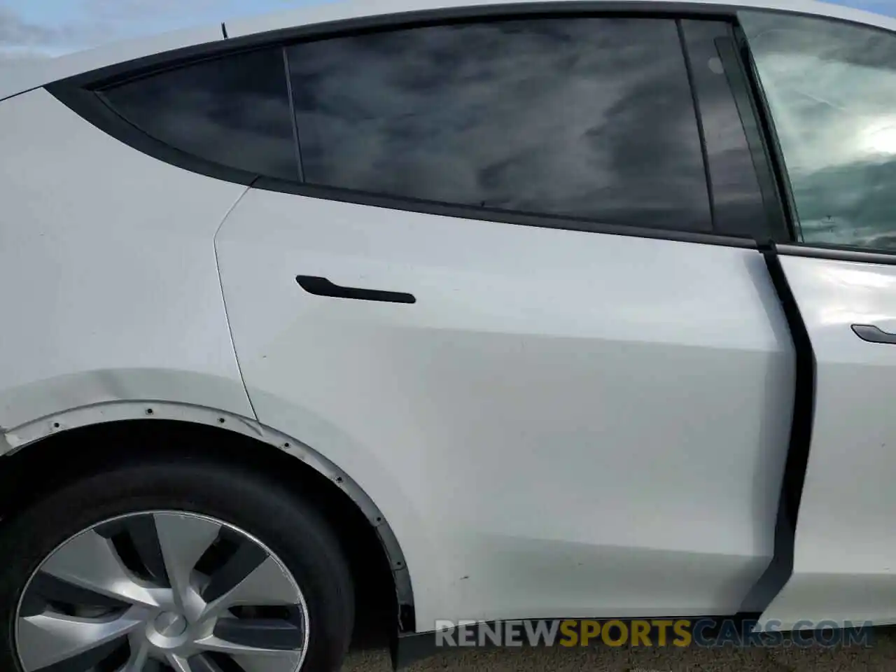 10 Photograph of a damaged car 5YJYGDEE0MF277118 TESLA MODEL Y 2021