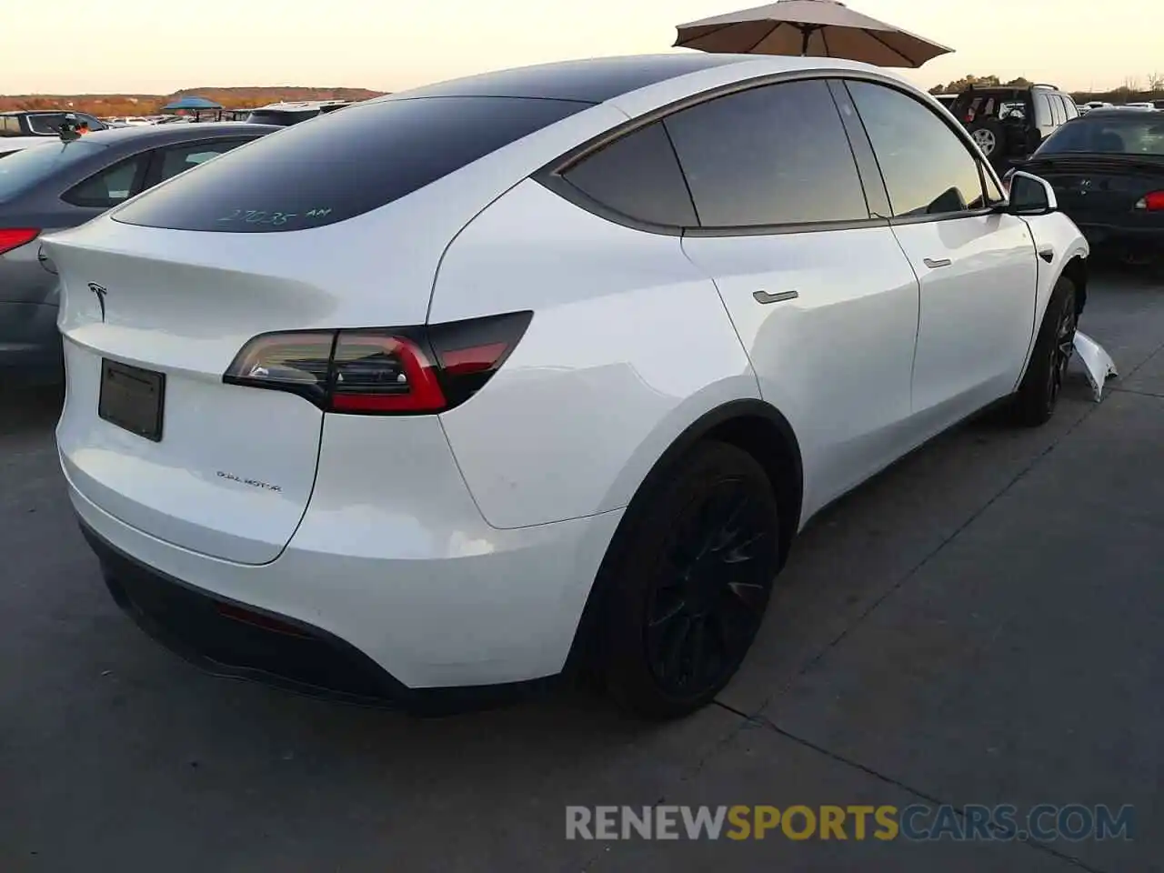 4 Photograph of a damaged car 5YJYGDEE1MF100383 TESLA MODEL Y 2021