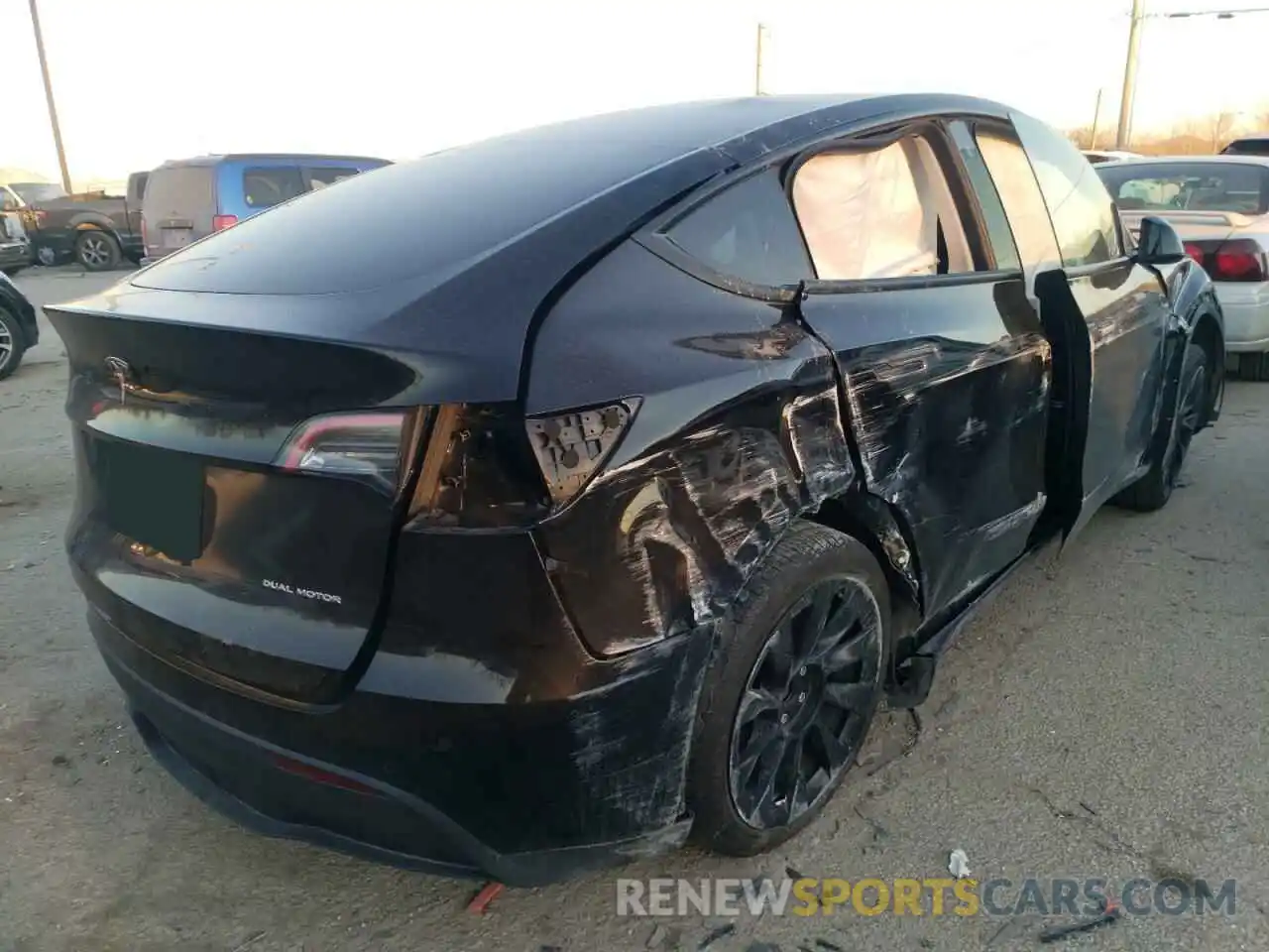 4 Photograph of a damaged car 5YJYGDEE1MF195897 TESLA MODEL Y 2021