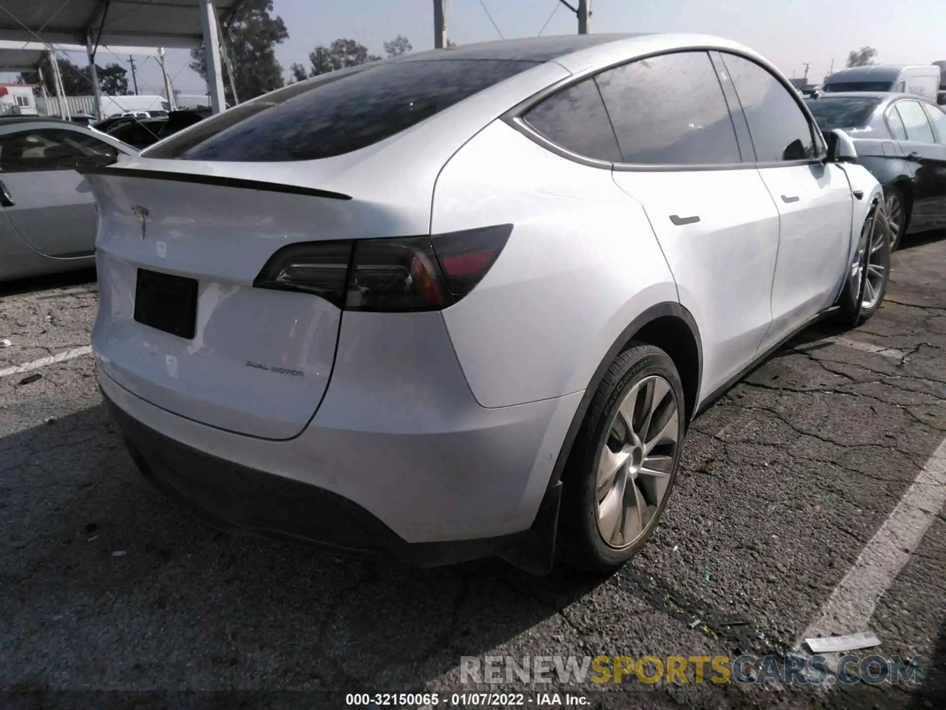 4 Photograph of a damaged car 5YJYGDEE1MF199111 TESLA MODEL Y 2021