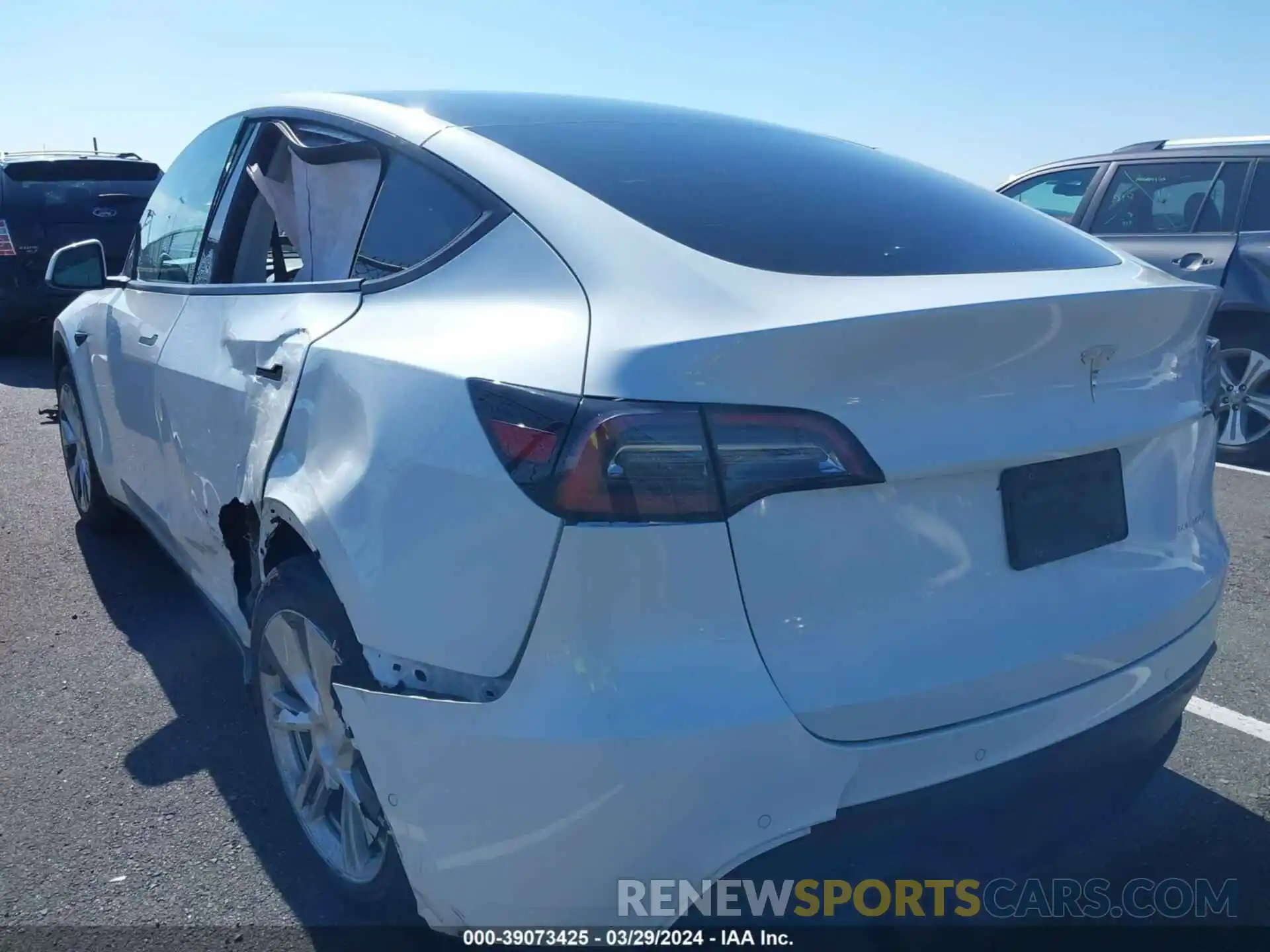 3 Photograph of a damaged car 5YJYGDEE1MF240613 TESLA MODEL Y 2021