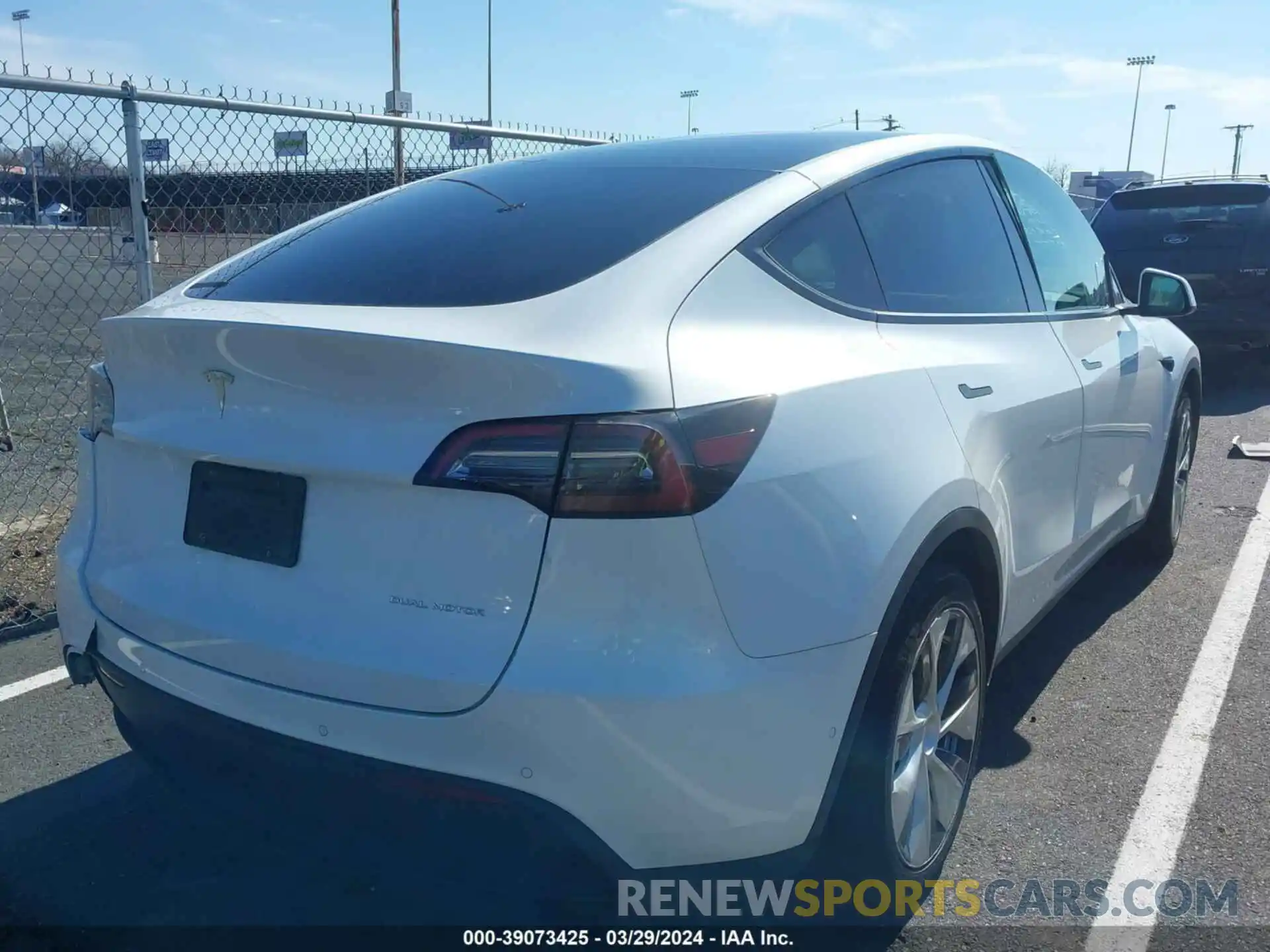 4 Photograph of a damaged car 5YJYGDEE1MF240613 TESLA MODEL Y 2021