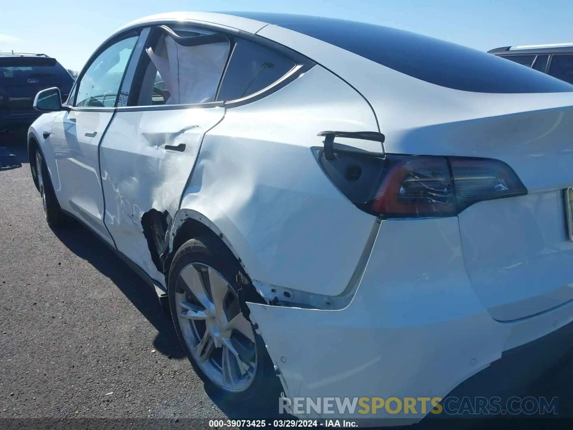 6 Photograph of a damaged car 5YJYGDEE1MF240613 TESLA MODEL Y 2021