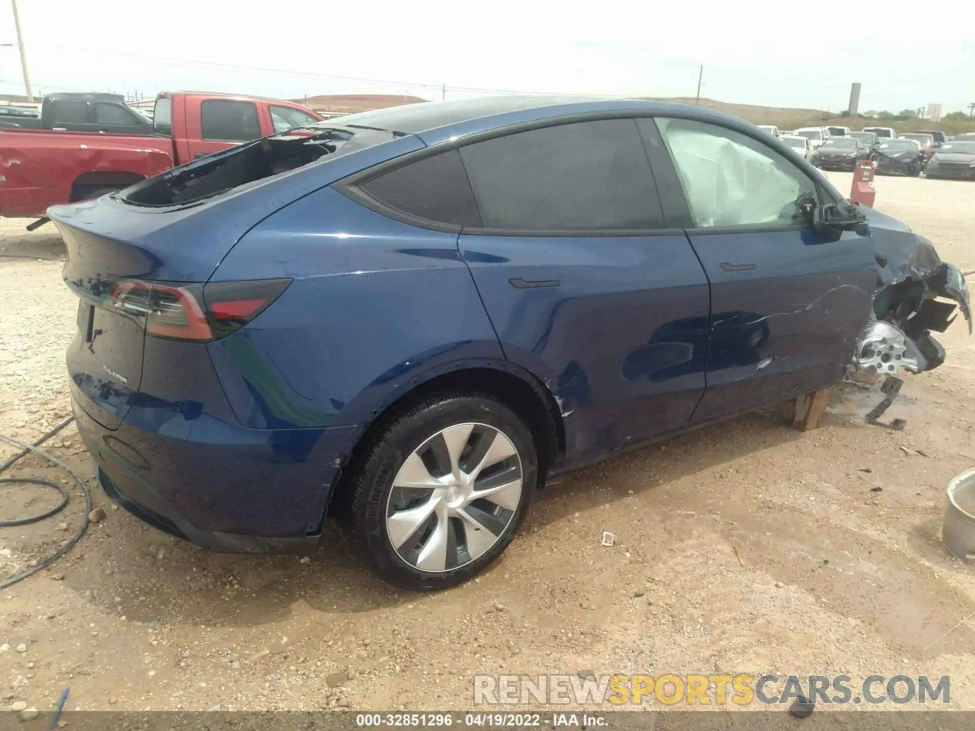 4 Photograph of a damaged car 5YJYGDEE1MF245066 TESLA MODEL Y 2021