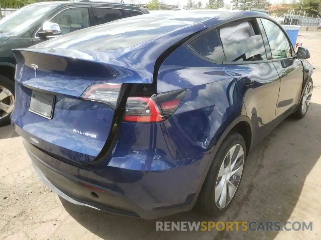 4 Photograph of a damaged car 5YJYGDEE2MF131156 TESLA MODEL Y 2021