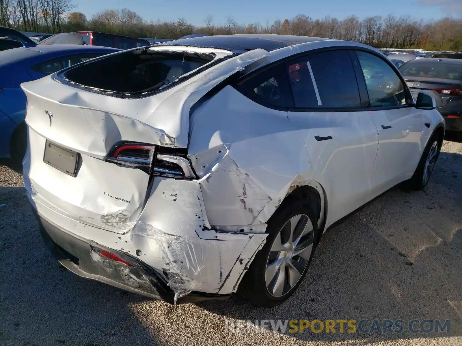 4 Photograph of a damaged car 5YJYGDEE2MF134798 TESLA MODEL Y 2021