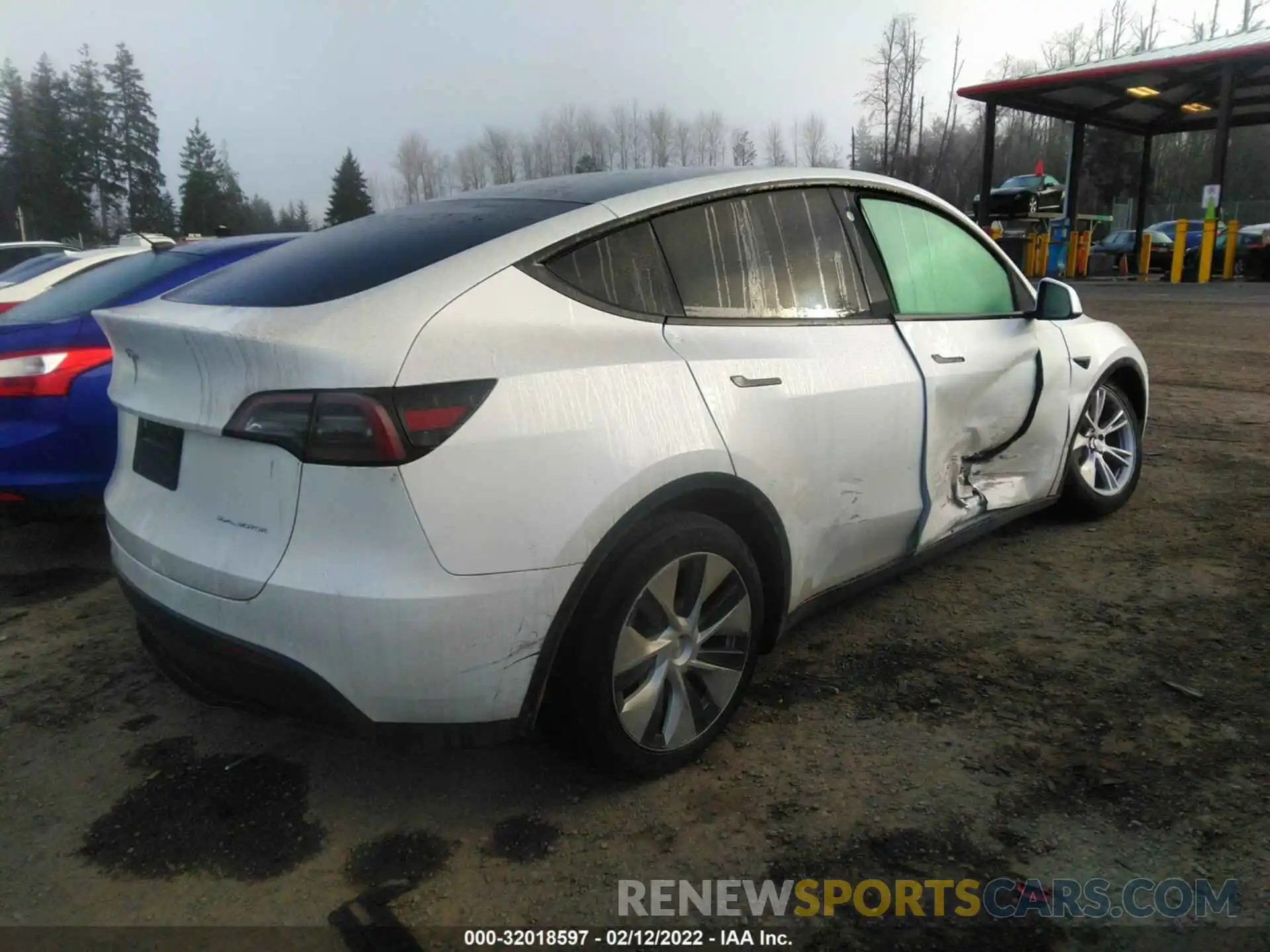 4 Photograph of a damaged car 5YJYGDEE2MF233251 TESLA MODEL Y 2021