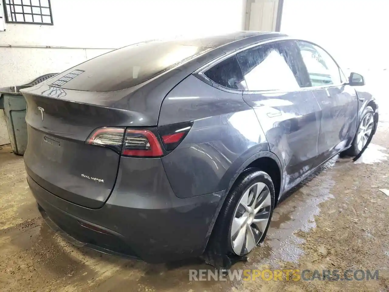 4 Photograph of a damaged car 5YJYGDEE2MF249112 TESLA MODEL Y 2021