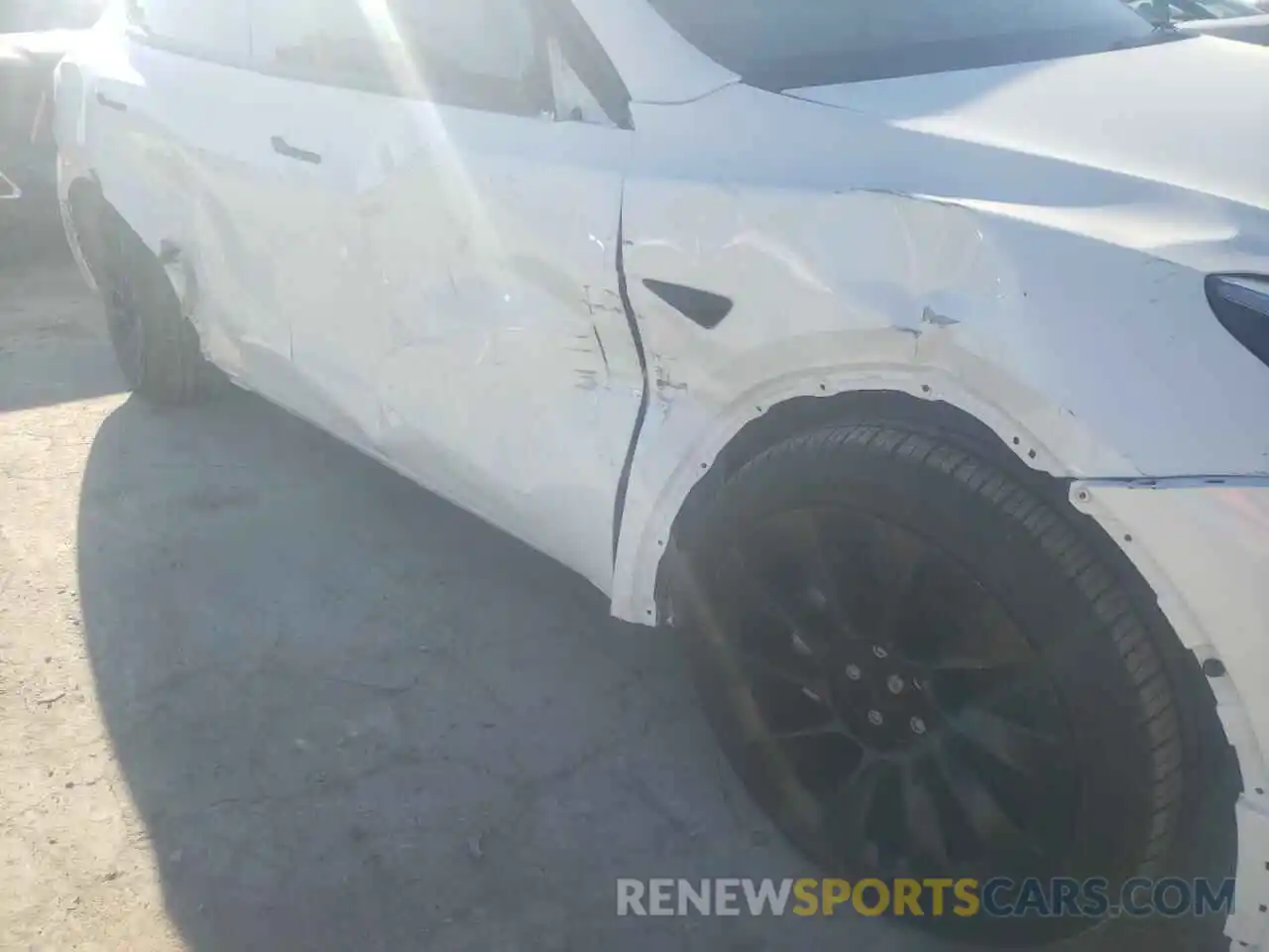 9 Photograph of a damaged car 5YJYGDEE2MF257419 TESLA MODEL Y 2021