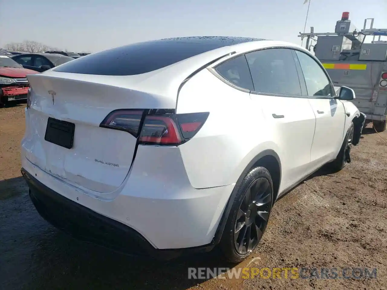 4 Photograph of a damaged car 5YJYGDEE3MF100286 TESLA MODEL Y 2021