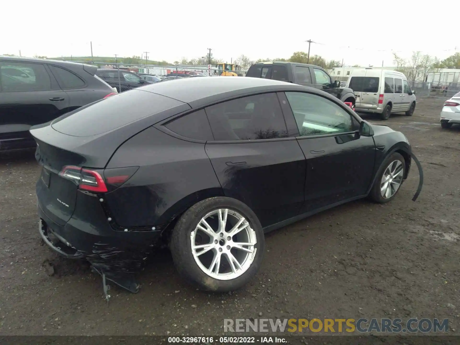 4 Photograph of a damaged car 5YJYGDEE3MF112499 TESLA MODEL Y 2021