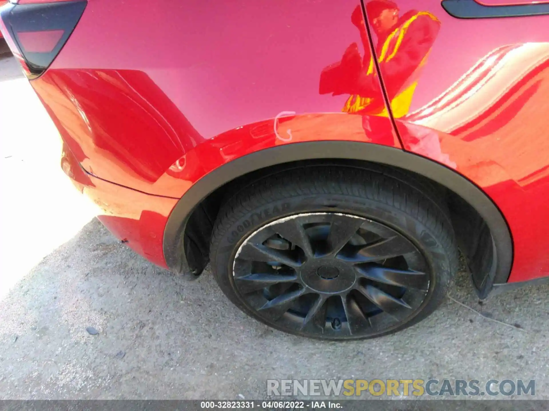 15 Photograph of a damaged car 5YJYGDEE3MF121011 TESLA MODEL Y 2021